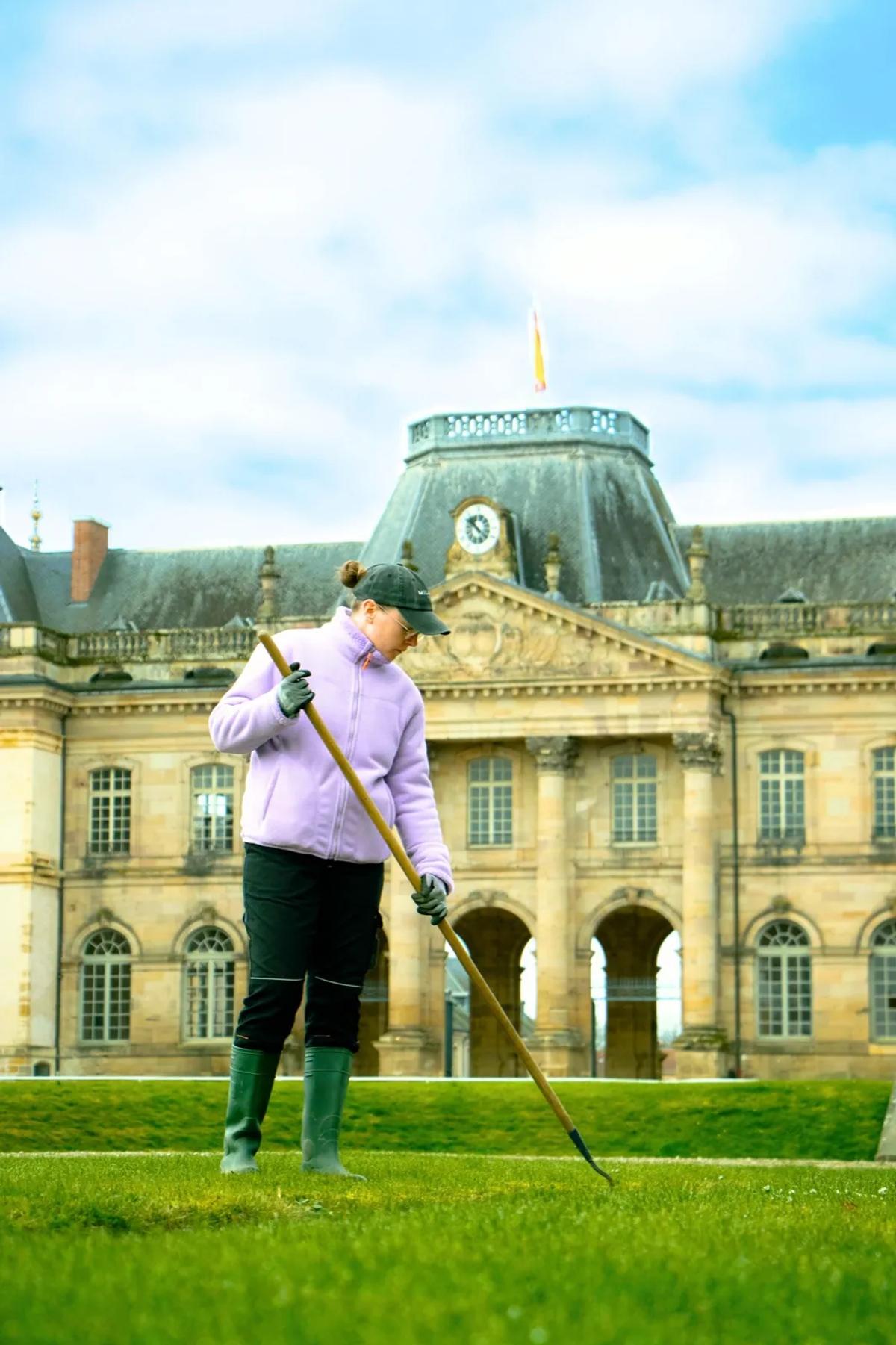Entretien des espaces verts devant le Château de Lunéville