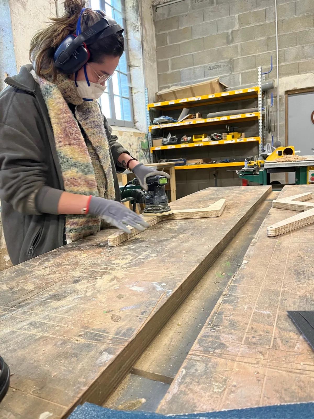 Atelier bois : ponçage et fabrication