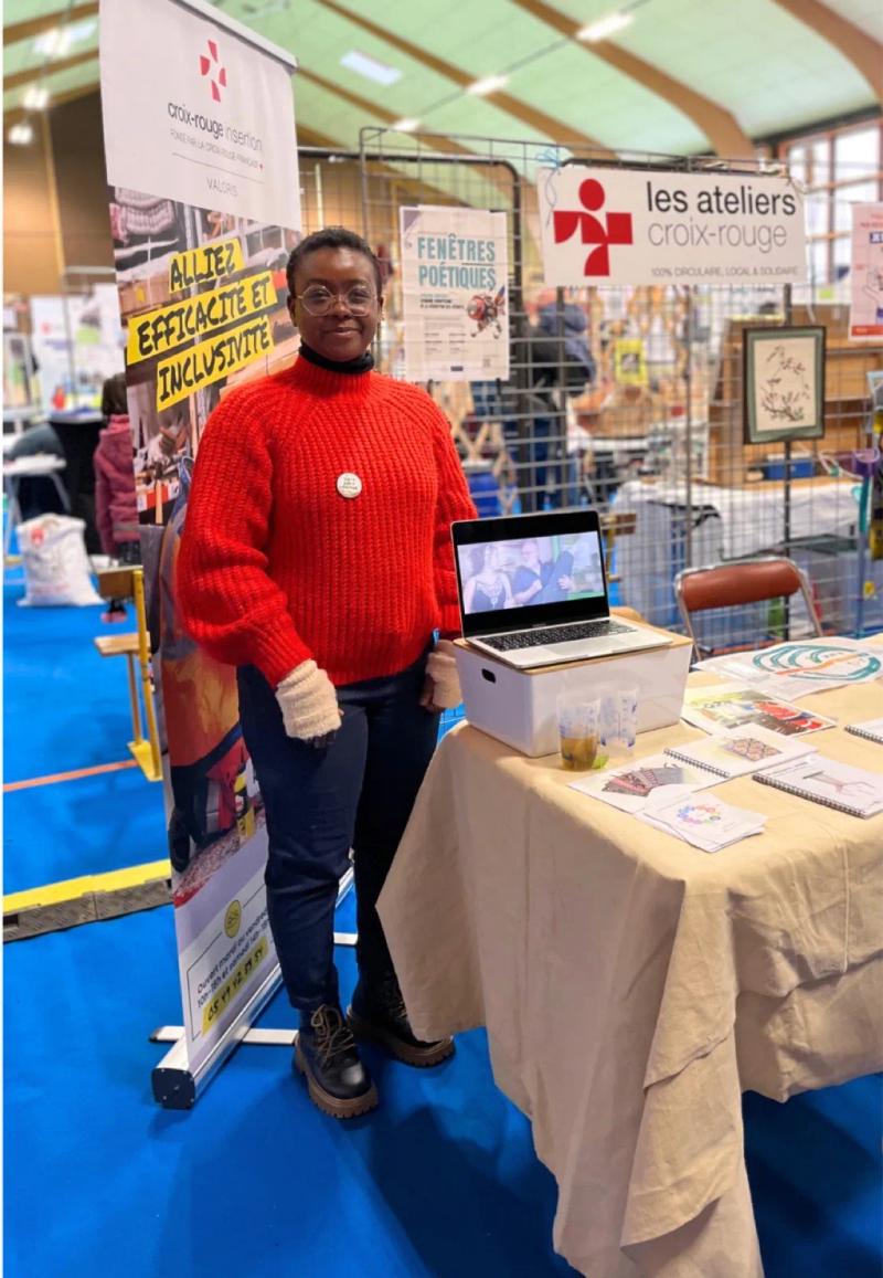 Salimita, salariée en parcours à la boutique Valoris, sur un stand Croix-Rouge insertion