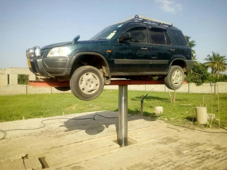 Vehicle raised on a BAOHUA single-post lift