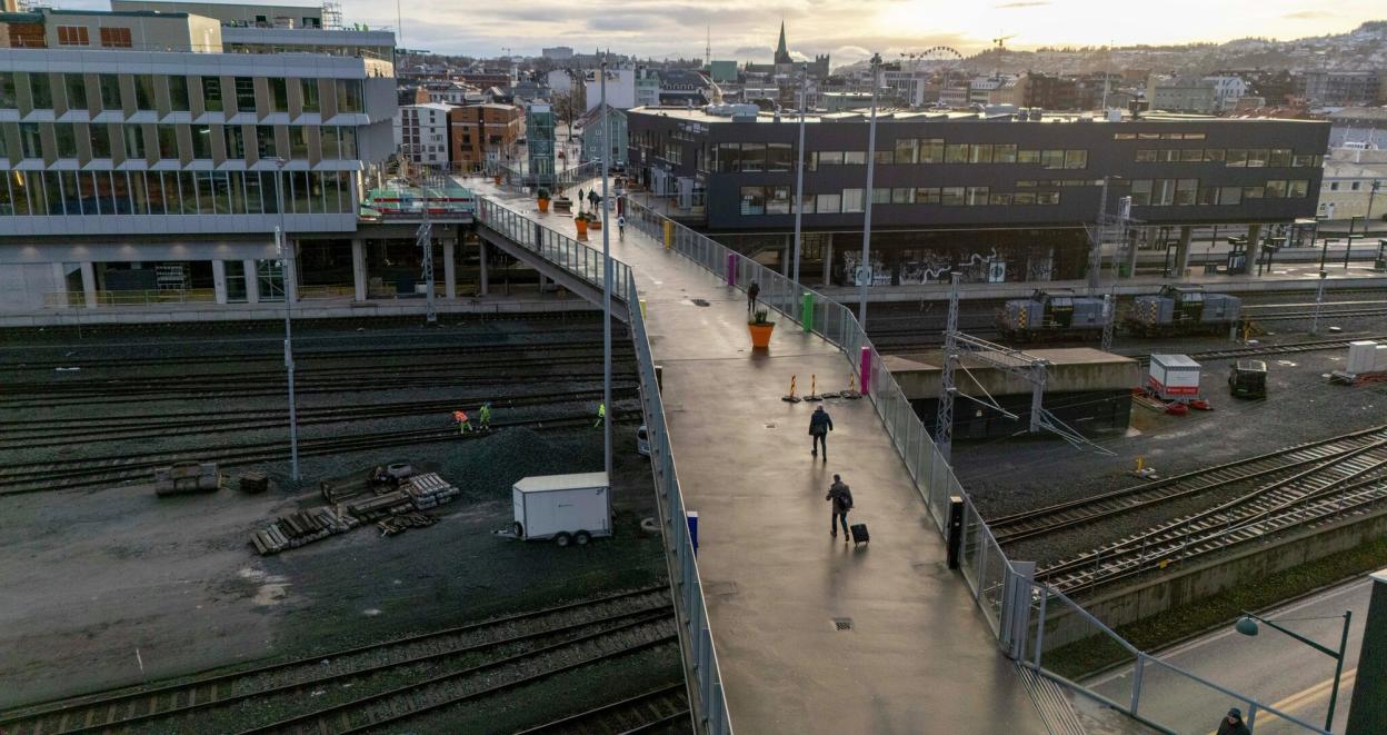 Gangbru inn mot område med byggeaktivitet i Trondheim. Fra Trondheim S