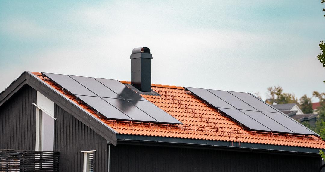 Solceller på et boligtak