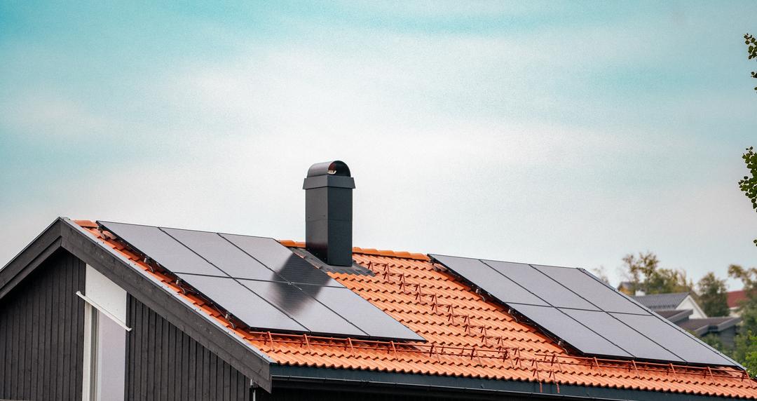 Solceller på et boligtak