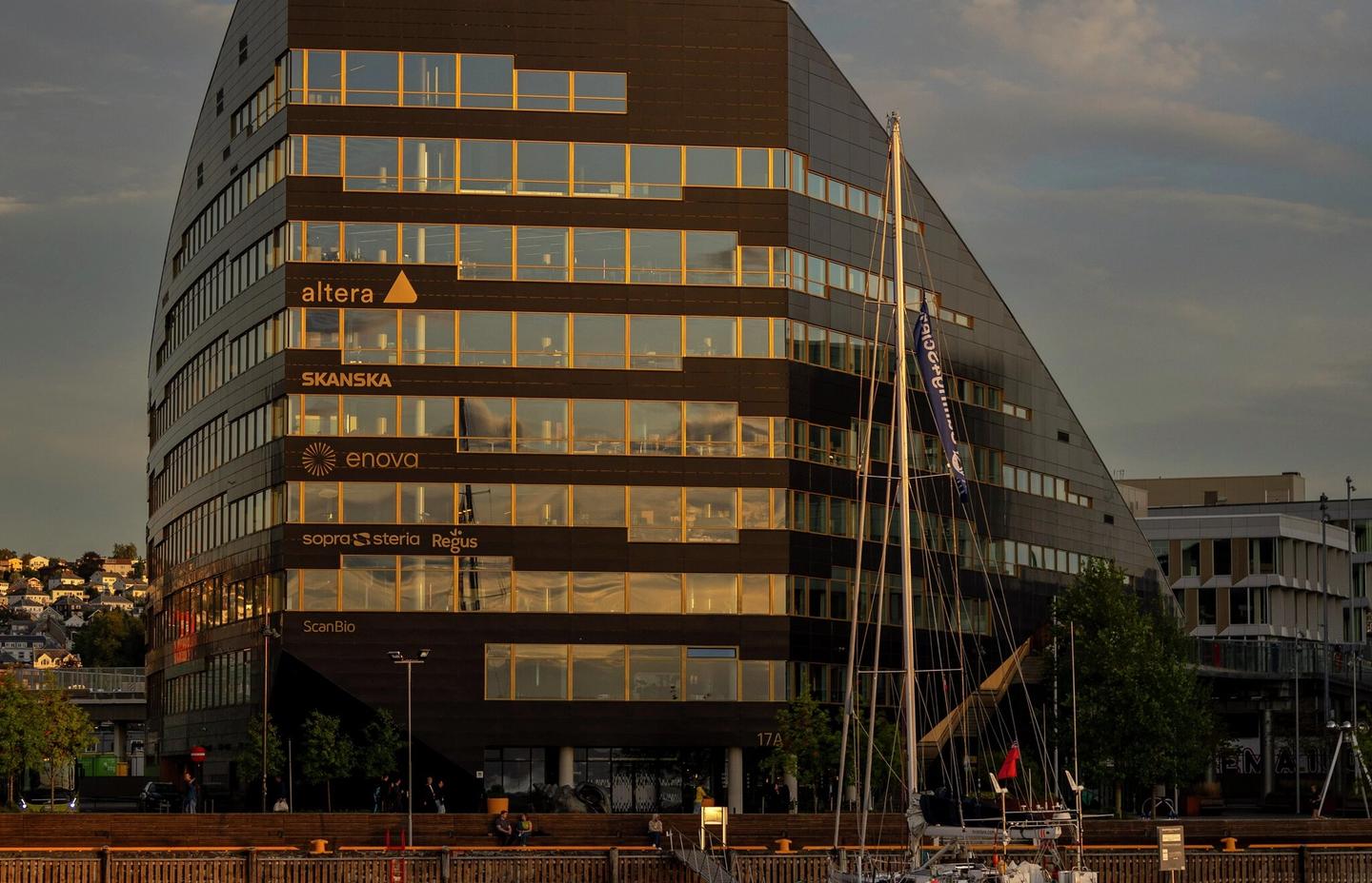 Powerhouse i solnedgang.