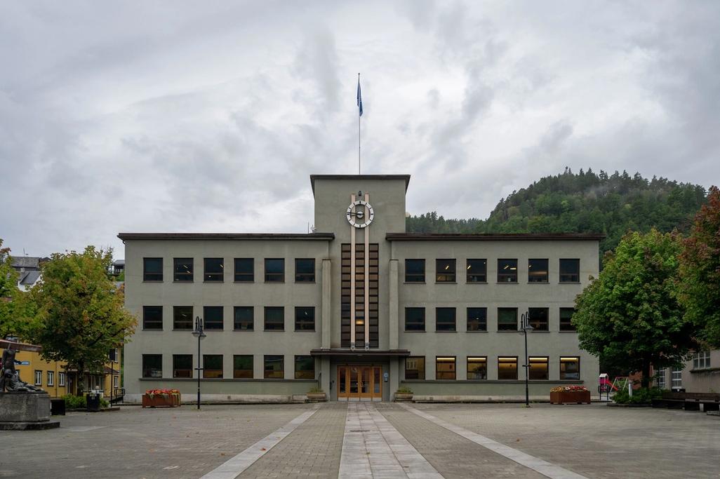 Sauda kommunehus sett rett forfra.