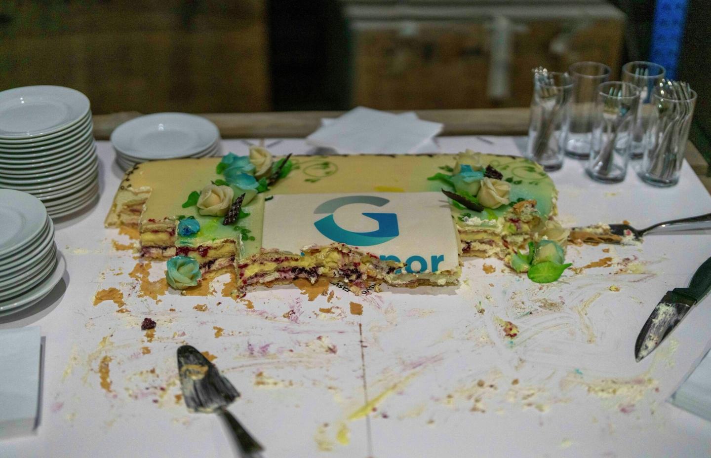 kake på vei til å bli spist opp.