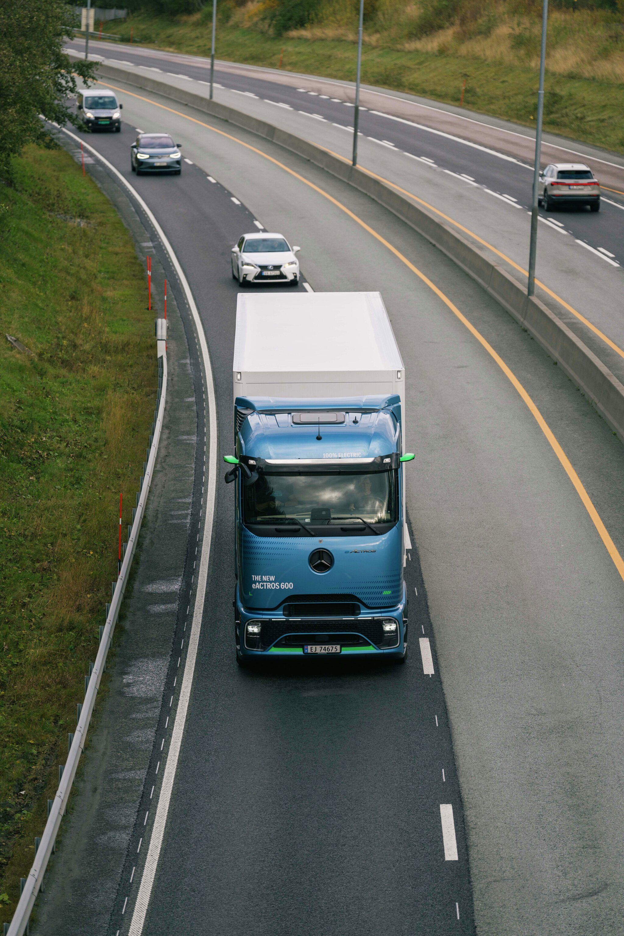 Elektrisk lastebil på riksvei.