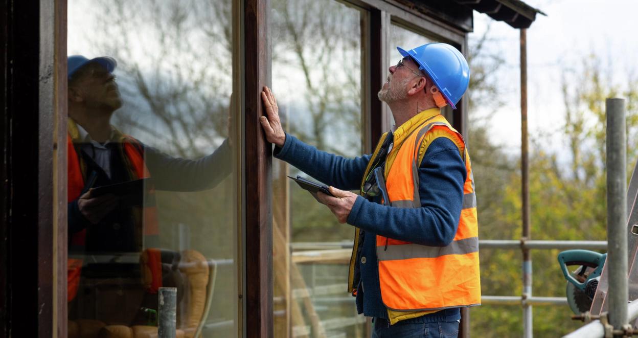 Energirådgiver inspiserer vinduer