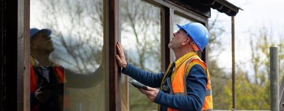 Energirådgiver vurderer vinduer i bolig