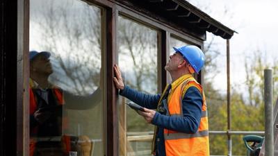 Energirådgiver vurderer vinduer i bolig