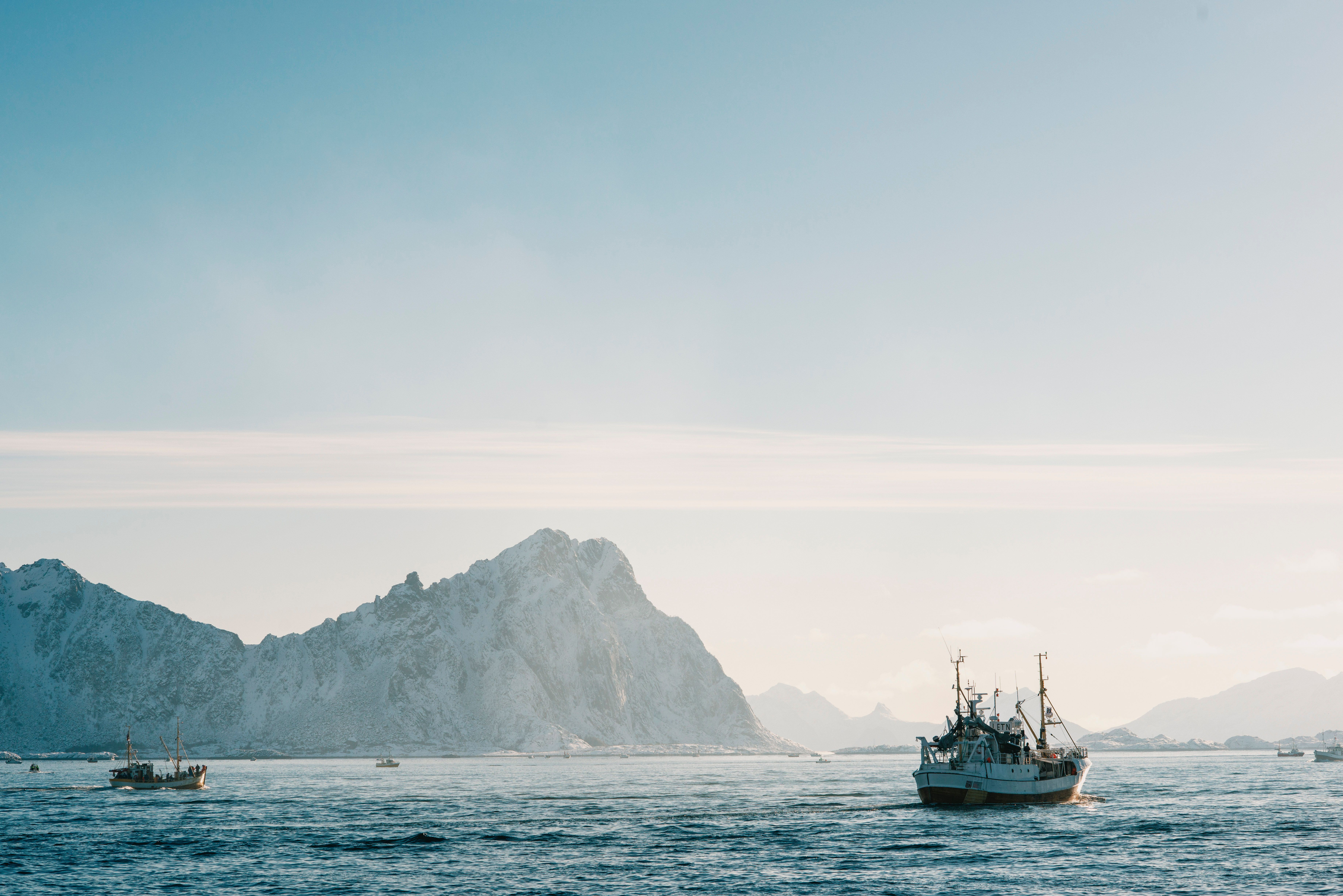 Fiskefartøy på fjorden
