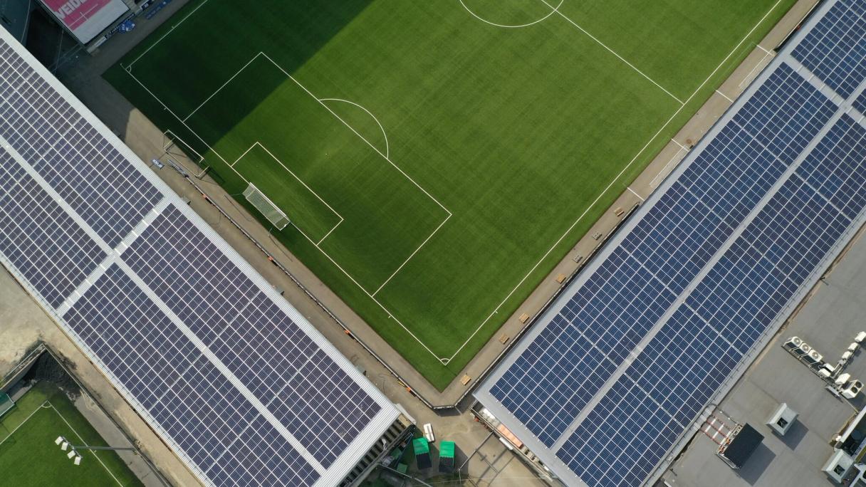 Oversiktsbilde av solcelleanlegg ved Skagerak Arena i Skien