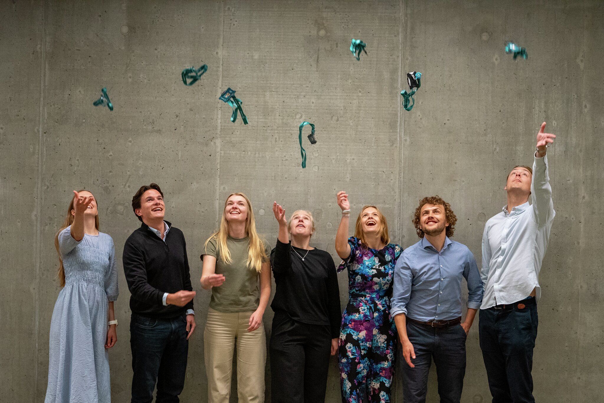 Studenter kaster nøkkelkortene sine i lufta