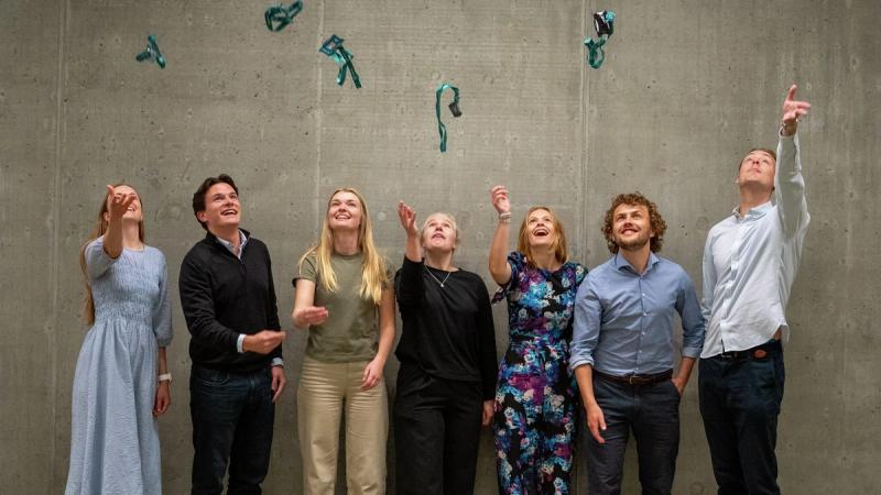 Studenter kaster nøkkelkortene sine i lufta