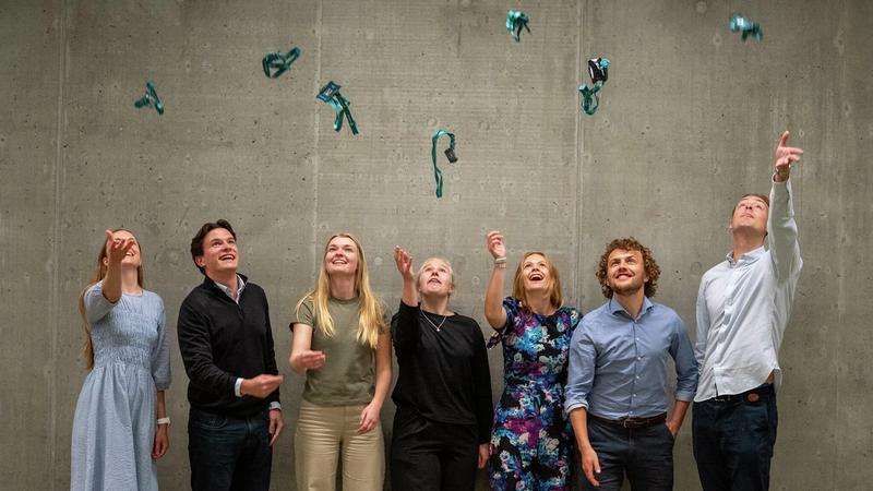 Studenter kaster nøkkelkortene sine i lufta