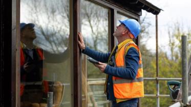 Energirådgiver på utsiden av bolig