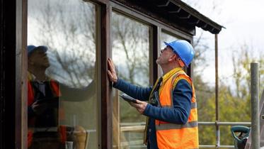 Energirådgiver på utsiden av bolig