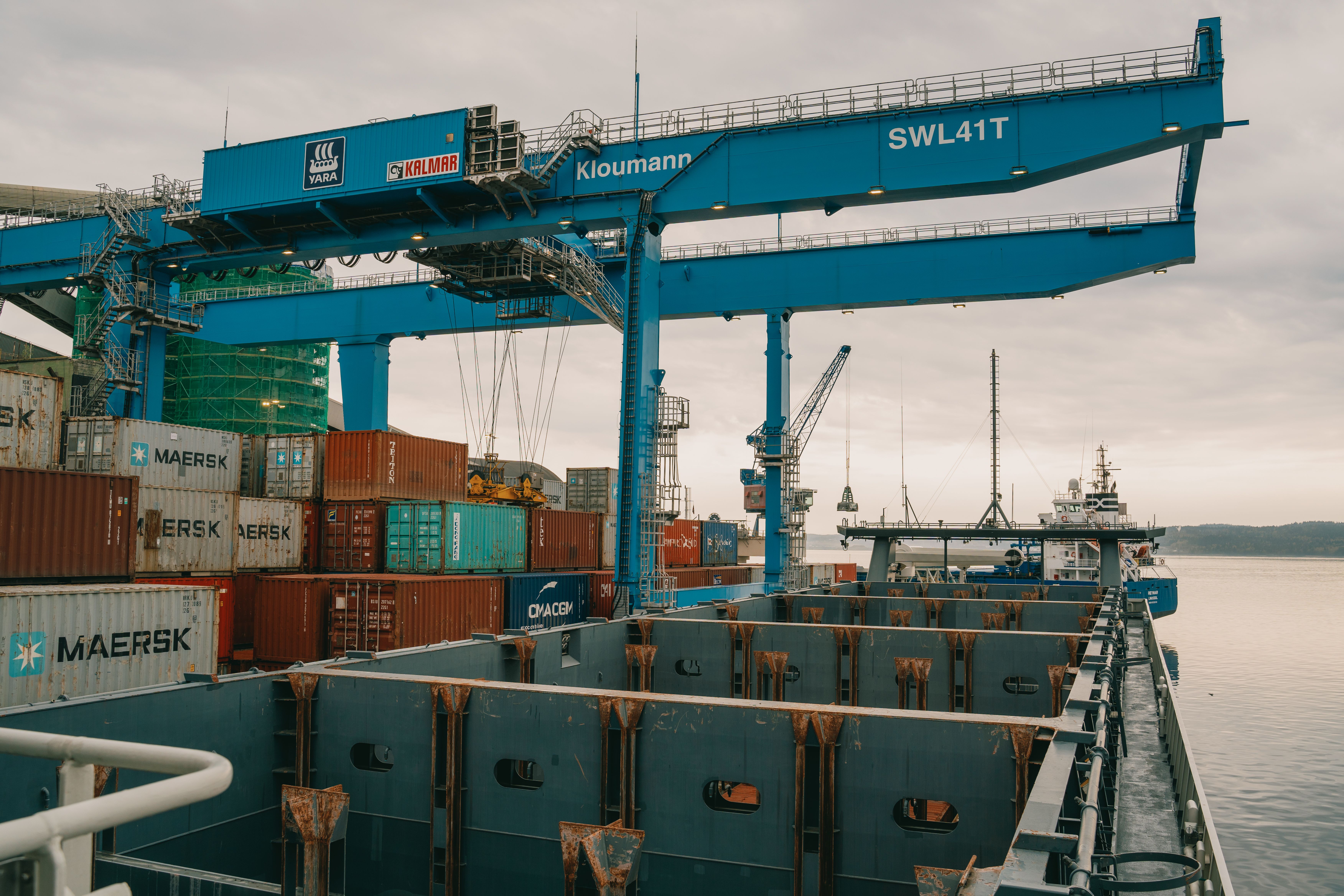 Container lastes om bord Yara Birkeland 