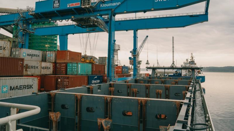 Container lastes om bord Yara Birkeland