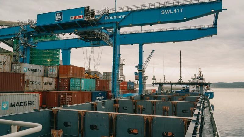 Container lastes om bord Yara Birkeland
