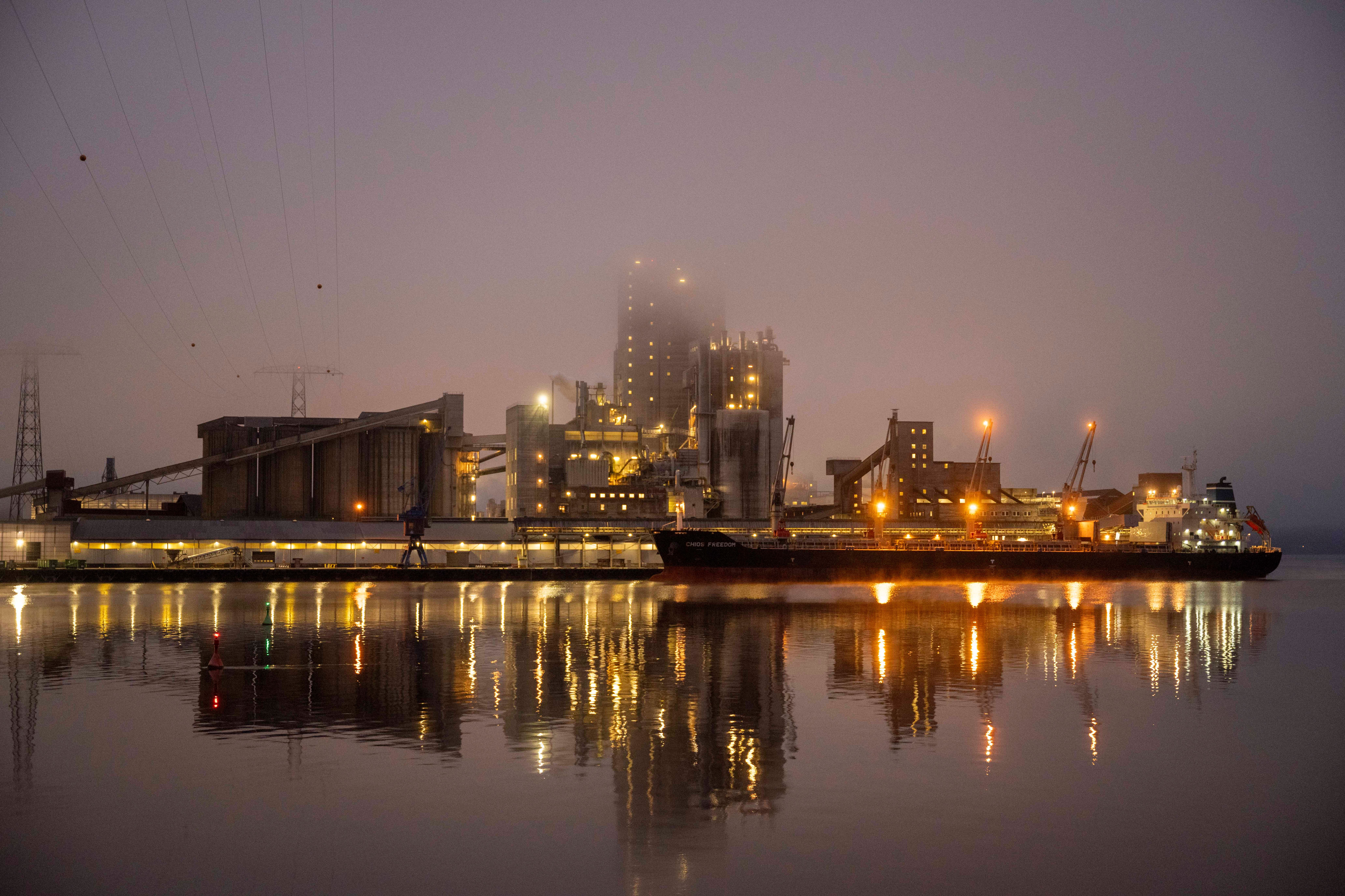 Havna på Herøya en tåkefull kveld 