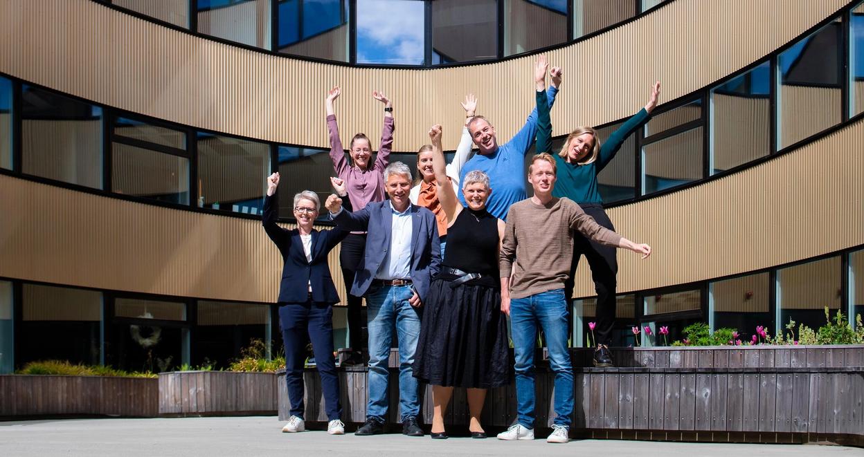 Et utvalg av Enovas ansatte utenfor foretakets kontorer
