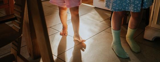 Små bein som går på varmt gulv