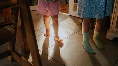 Små bein som går på varmt gulv