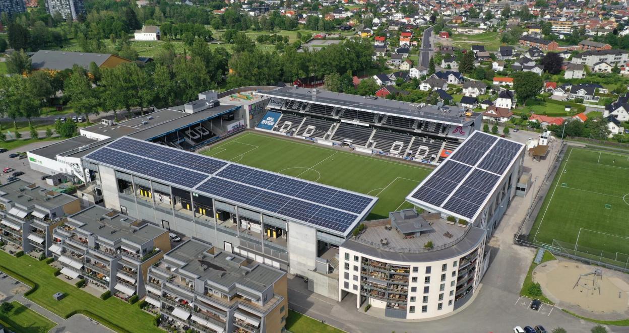 Bilde solcelleanlegg på Odd Ballklubbs hjemmebane Skagerak Arena i Skien