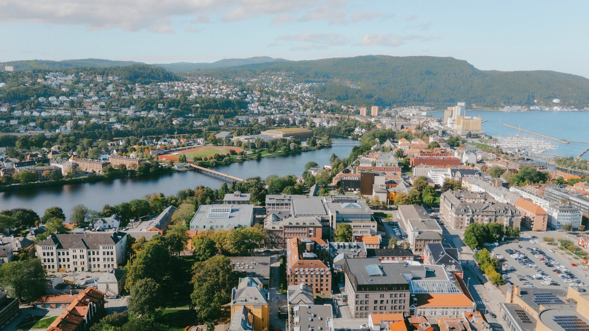 Eksteriøret til et privathus og til et næringsbygg