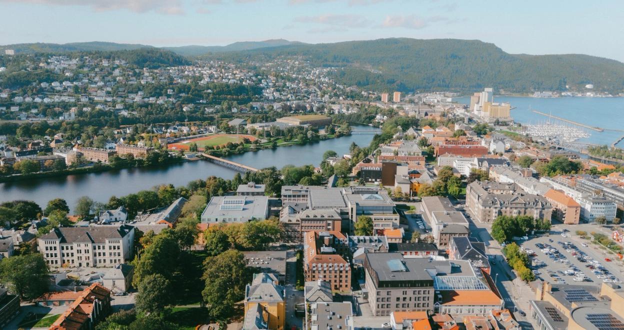 Eksteriøret til et privathus og til et næringsbygg