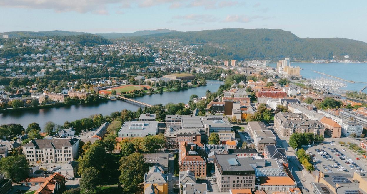 Eksteriøret til et privathus og til et næringsbygg