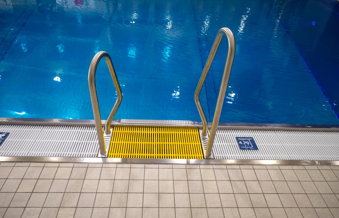 stige ned til bassenget.