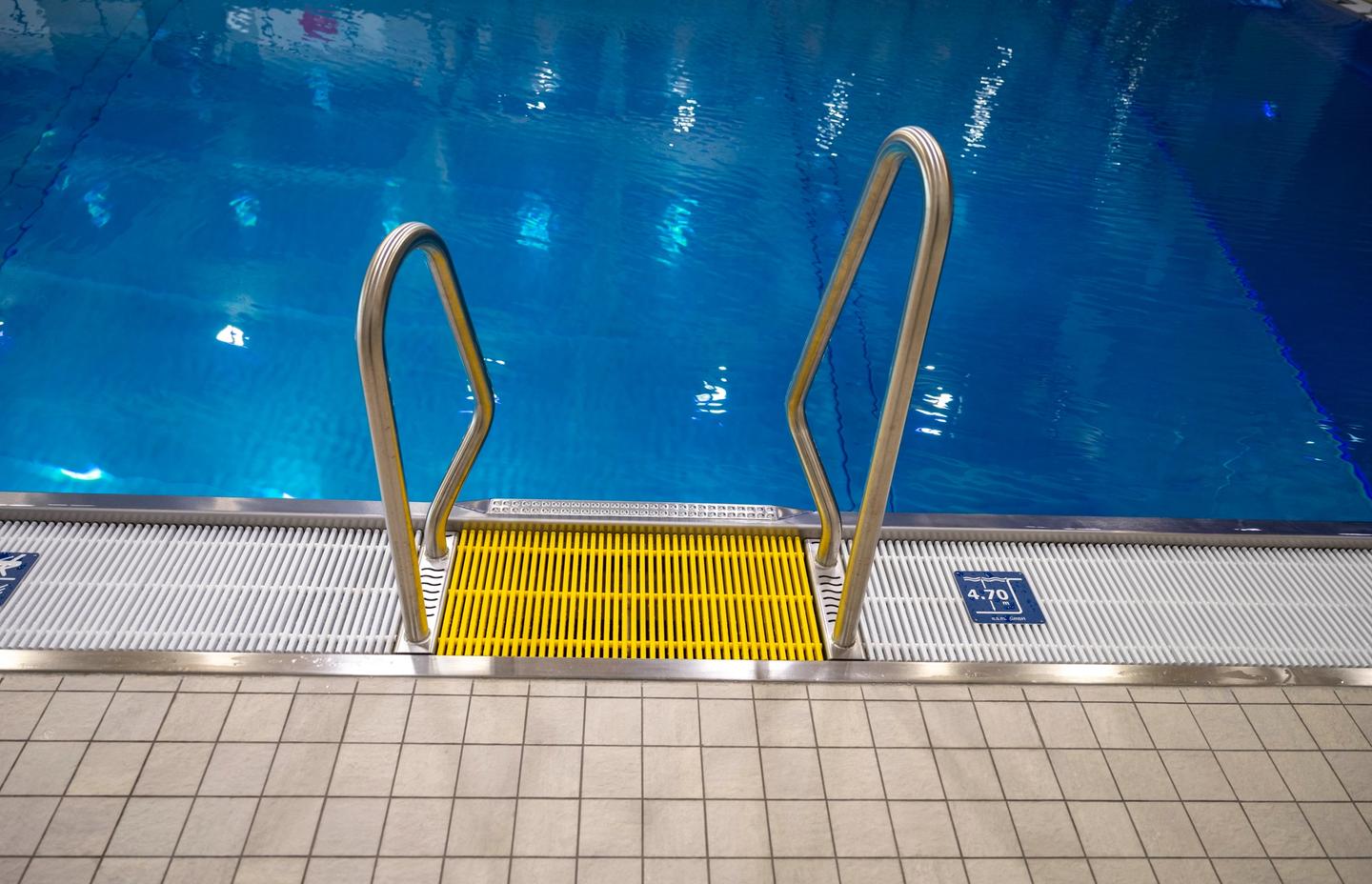 stige ned til bassenget.