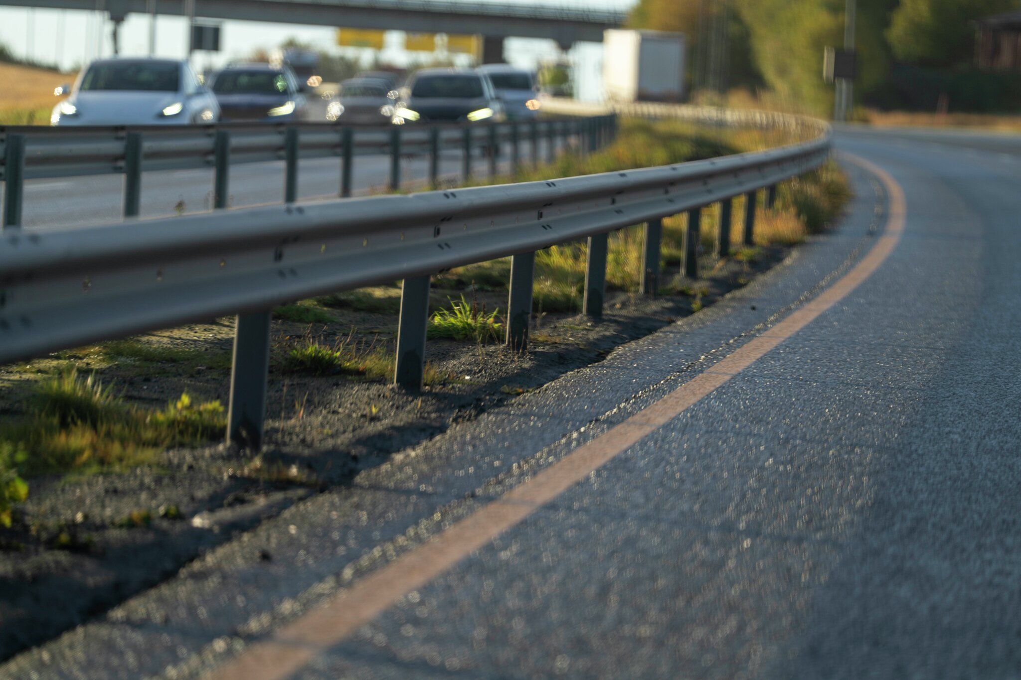 Nærbilde av asfalten på E6.