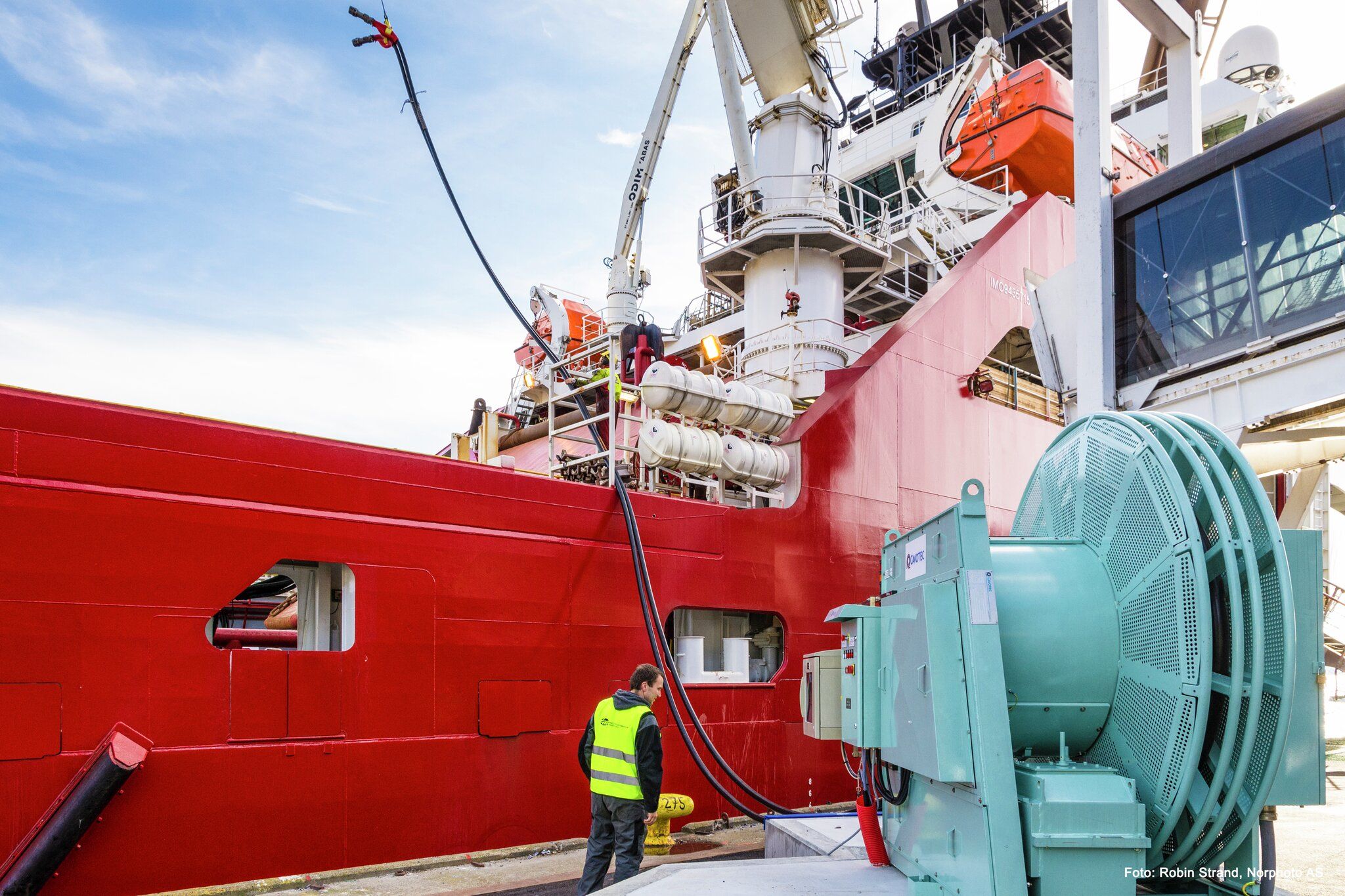 Et stort fartøy ved et høyspent ladesystem