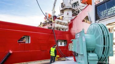 Et stort fartøy ved et høyspent ladesystem