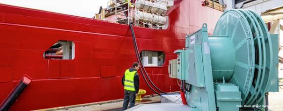 Et stort fartøy ved et høyspent ladesystem