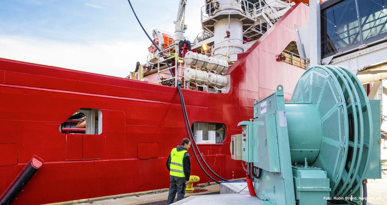 Et stort fartøy ved et høyspent ladesystem