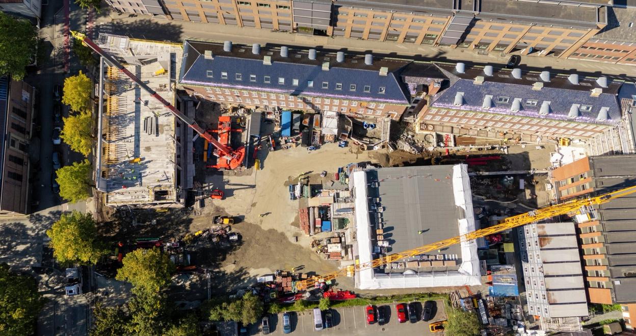 Bildet viser byggeplass ovenfra ved Trondheim katedralskole