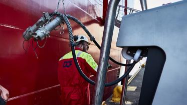 Et stort fartøy ved et høyspent ladesystem