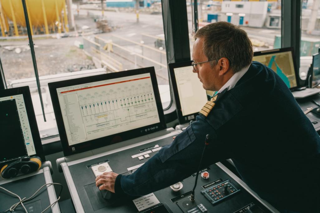 Kaptein Sven Ødegaard viser oss hvordan Yara Birkeland kan styres om bord