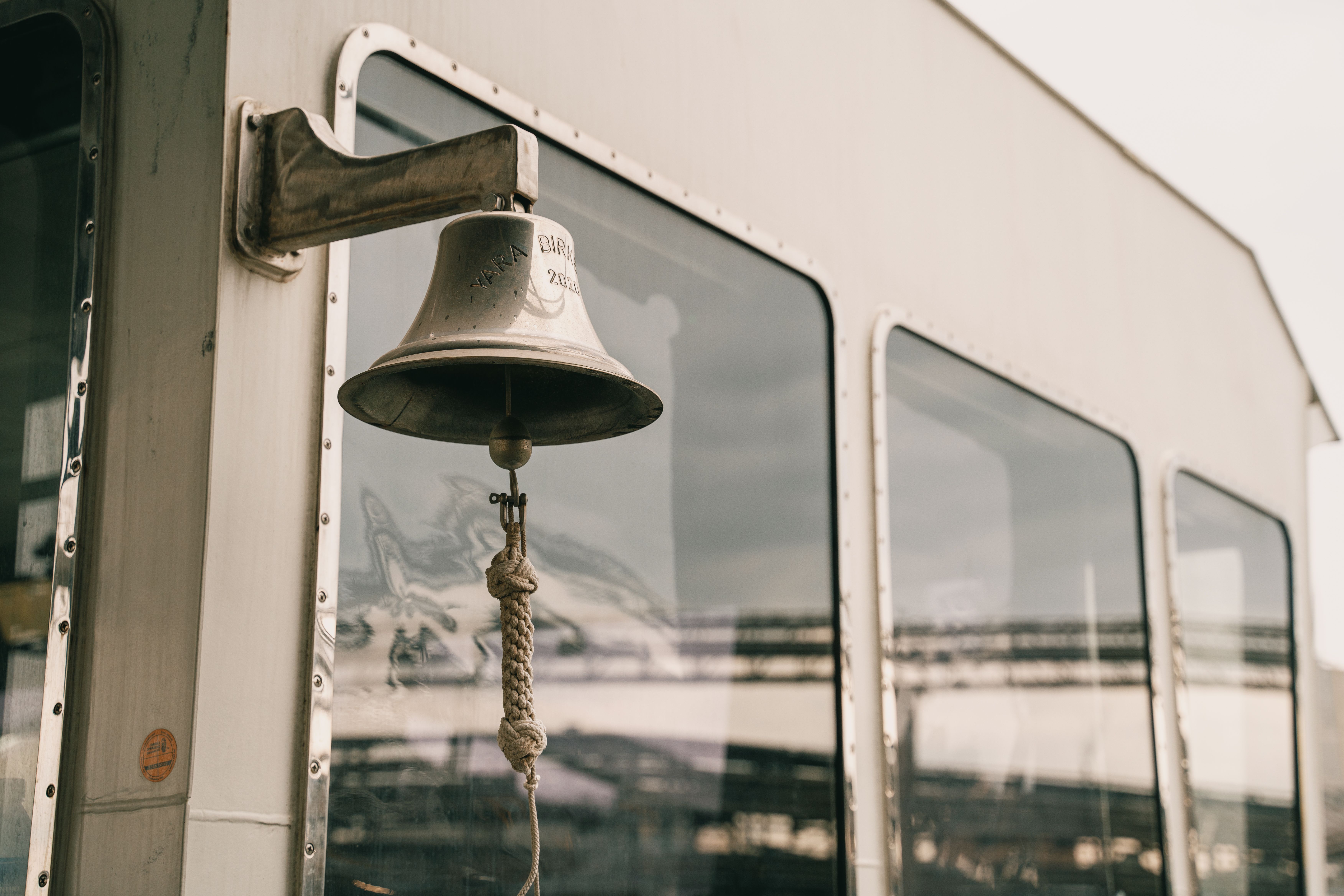 Klokka på Yara Birkeland, om ikke lenge skal det ikke være mannskap å ringe inn på skipet