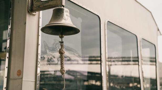 Klokka på Yara Birkeland, om ikke lenge skal det ikke være mannskap å ringe inn på skipet