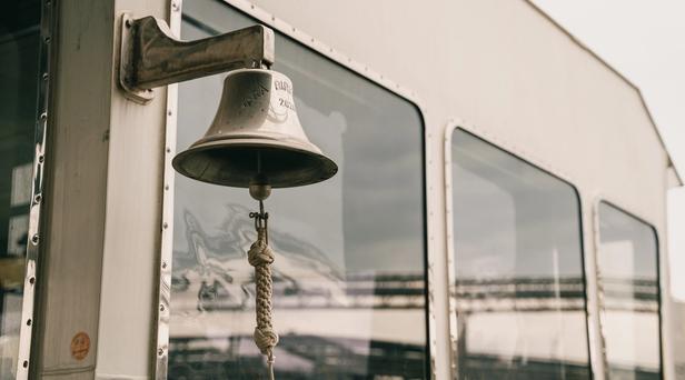 Klokka på Yara Birkeland, om ikke lenge skal det ikke være mannskap å ringe inn på skipet