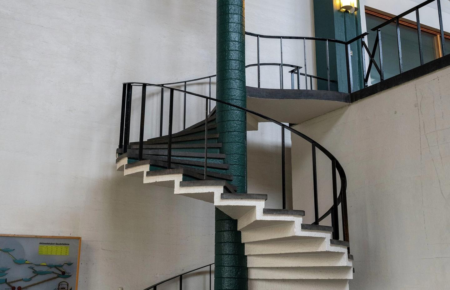 En gammel spindeltrapp som leder opp til 2. etasje.