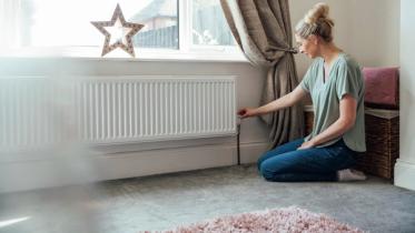 Kvinne ved radiator