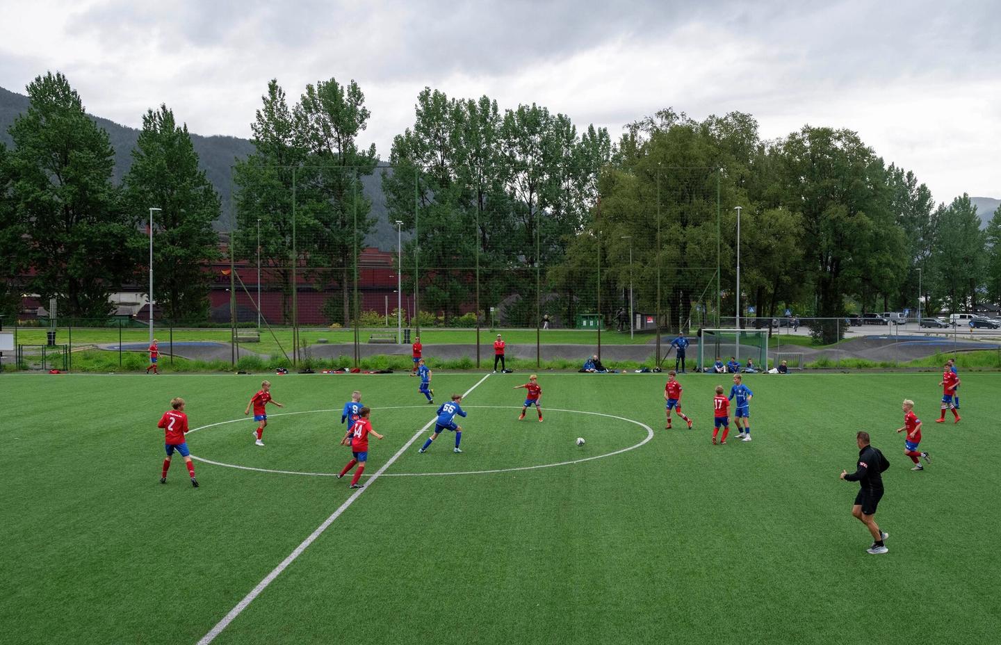 Gutter spiller fotball.