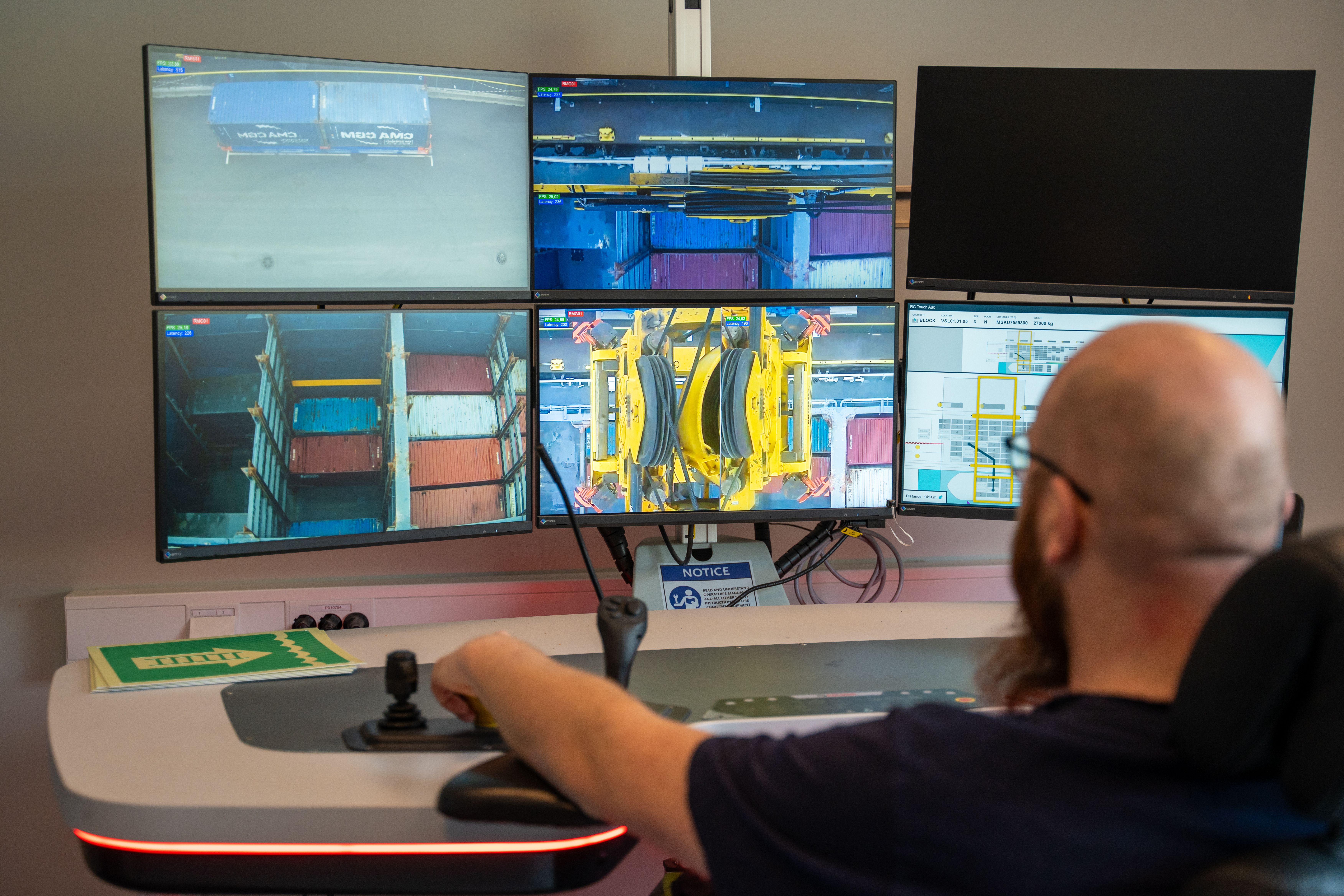 Det hele kontrolleres fra land, når det lastes containere om bord på Yara Birkeland 