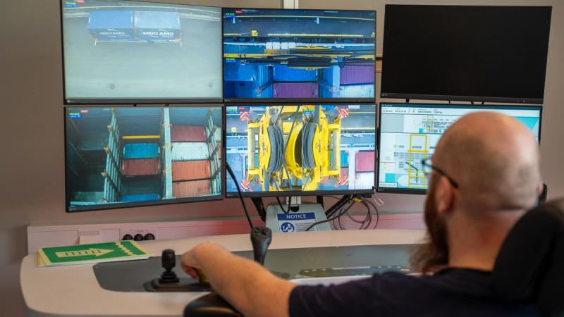 Det hele kontrolleres fra land, når det lastes containere om bord på Yara Birkeland